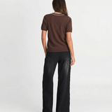 Azuramoda | Klasyczny T-shirt z Kontrastowym Dekoltem i Krótkim Rękawem