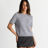 Azuramoda | Klasyczny T-shirt z Miękkiego Materiału i Krótkim Rękawem