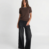 Azuramoda | Klasyczny T-shirt z Kontrastowym Dekoltem i Krótkim Rękawem