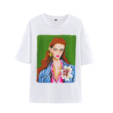 Azuramoda | Luźny T-shirt z Kolorowym Nadrukiem i Krótkim Rękawem